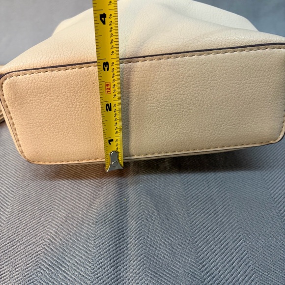 Aldo Crossbody cream colored w/ gold accent adjustable strap snap/zipper closure - Picture 7 of 15